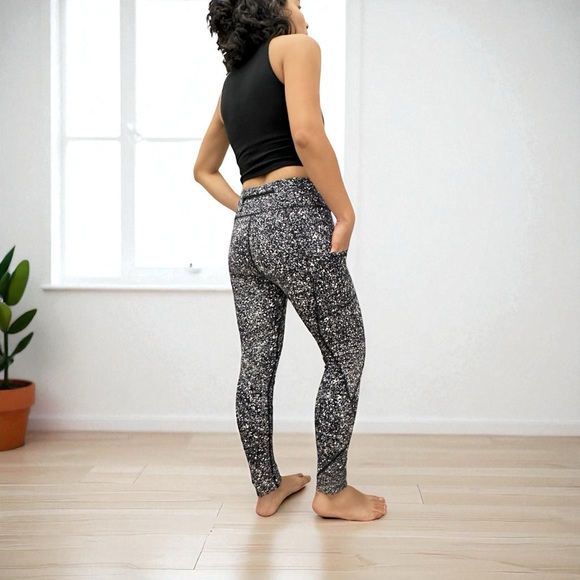 Lululemon Women’s Athelica Black Midi Rise Leggings Size 6 - Picture 2 of 12